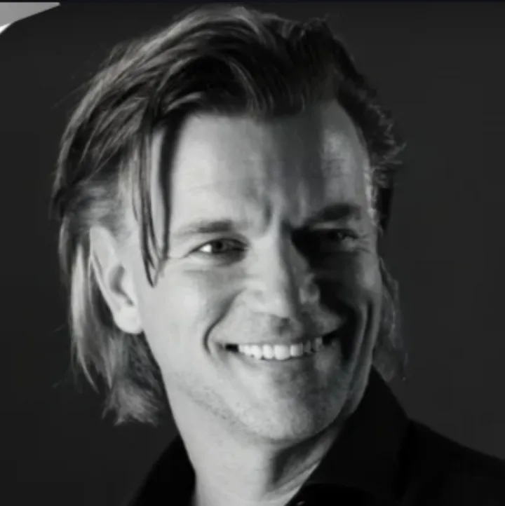 Dr Tom van Eijk